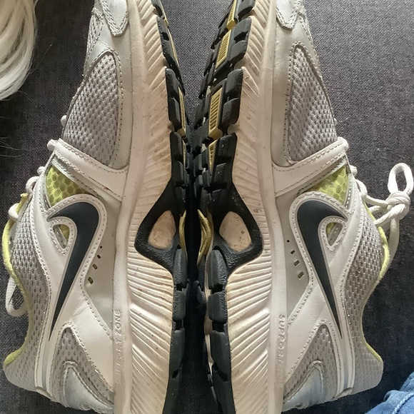 EUC Nike Ladies Running Shoes - Picture 2 of 6